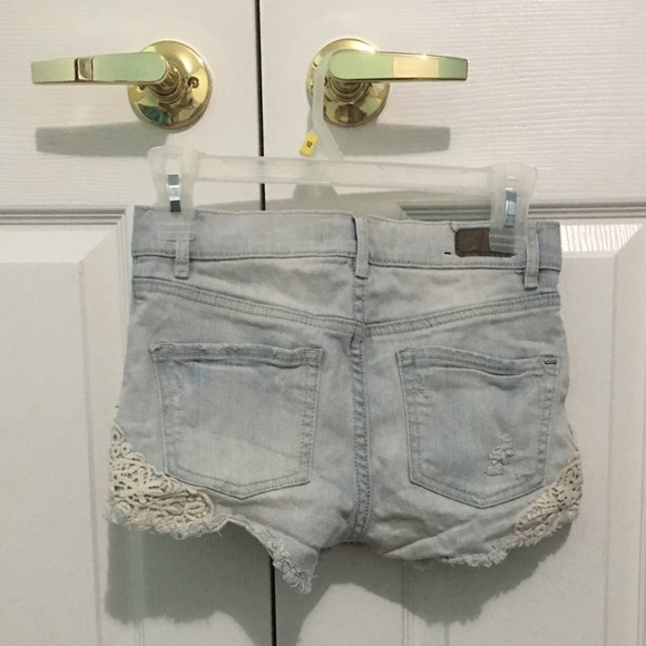 light blue wash denim shorts from garage - Picture 2 of 3